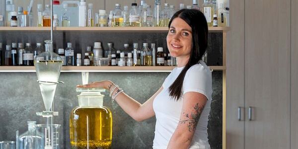 Vývojářka kosmetiky Manufaktura v laboratoři s ingrediencemi a laboratorním vybavením.