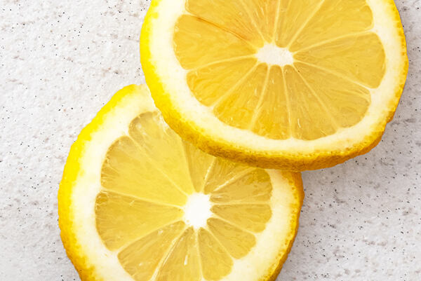 Dva plátky citronu – zdroj Vitamínu C podporující svěží a zářivý vzhled pleti.