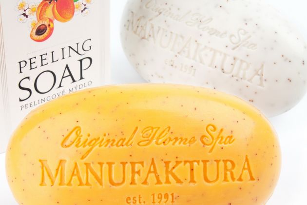 Rostlinné mýdlo Meruňka nebo Pomeranč & Grep obsahuje navíc jemné částečky, které pokožce zajistí příjemný tělový peeling 